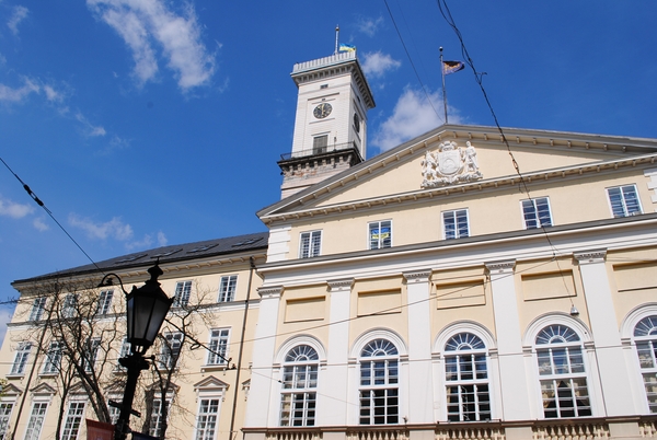 ратуша в центрі Львова, квартири Львів зняти